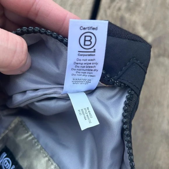 Athleta Kinetic Sling Bag Cross Body Small Purse Waist Belt Fanny Pack in Black - Picture 9 of 10